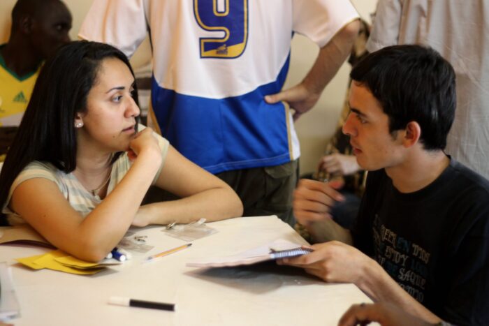 IPL 2011 – 7065 Dois estudantes conversam