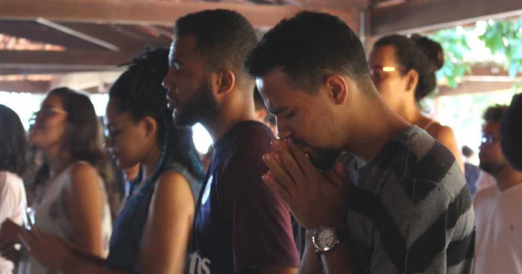 Estudantes em oração