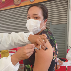 Mulher sendo vacinada contra covid-19