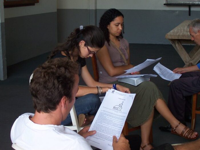 treinamento missionario 2011 Estudantes sentados com folha em treinamento