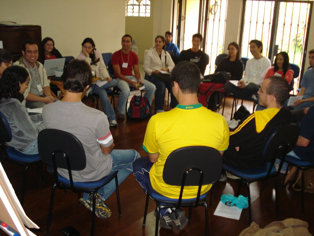 Estudantes em círculo durante treinamento