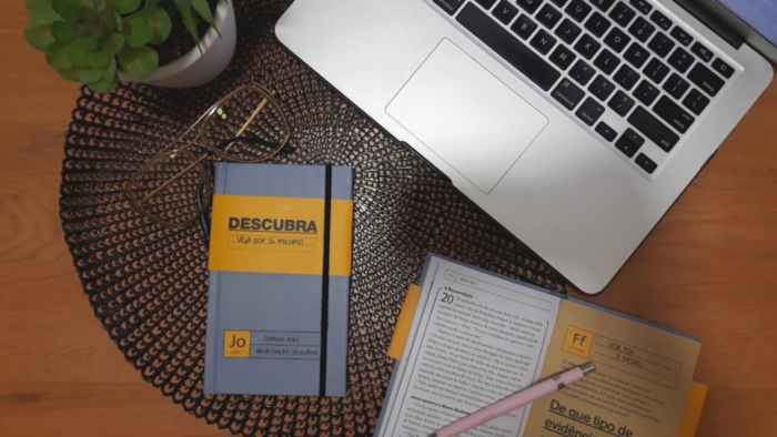 Home Intercessor 06 2021 Descubra João Computador e cadernos do Descubra, um aberto e um fechado