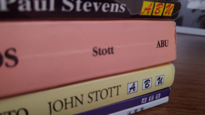 livros da abu editora Pilha de livros com o logo da ABU Editora na lombada