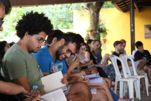 Estudantes leem a bíblia no IPL 2017