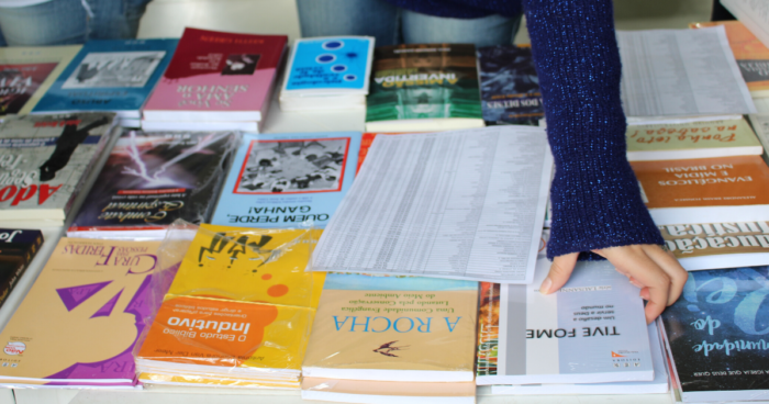 destaque da home – abu editora Mesa de livros da ABU Editora