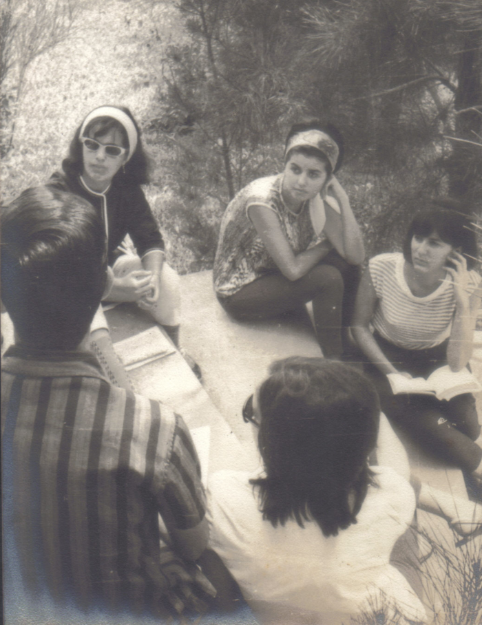 ABUB acampamento 1965 Estudantes sentados em círculo conversam em acampamento de 1965
