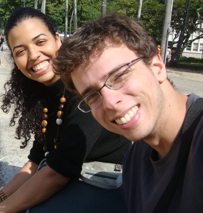 Ruth e Gabriel sorriem para a foto