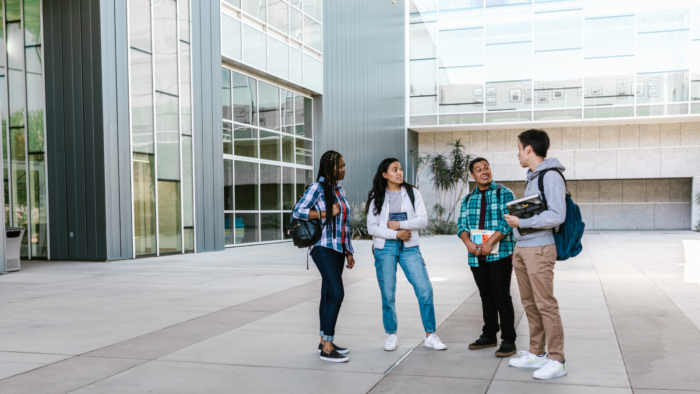 uma volta pelo movimento estudantil missionario Grupo de estudantes em frente a prédio de universidade