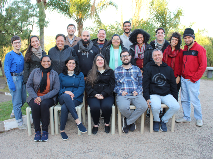 Equipe de Obreiros ABUB 2022 Grupo de obreiros da ABUB posam para foto em frente a árvores