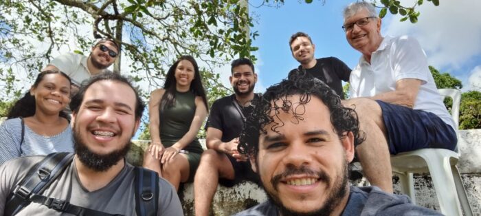 Grupo reunido sorri para a foto no Curso de Férias da região Nordeste
