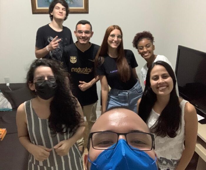 Viagem Missionária Uberlândia 2022 02 Estudantes sorriem pra foto em Uberlândia
