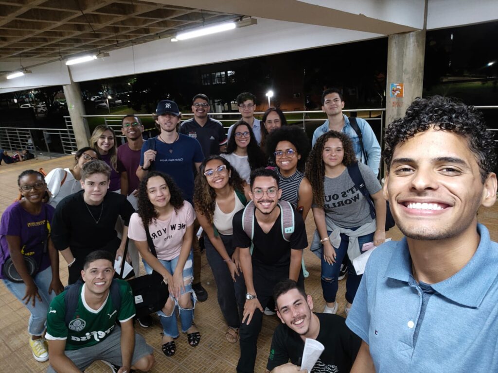 Estudantes da ABU Uberlândia (Minas Gerais) reunidos sorrindo pra foto
