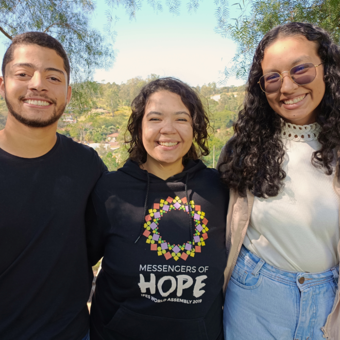 Os intercambistas Rondinelli, Mariana e Luana sorriem para a foto