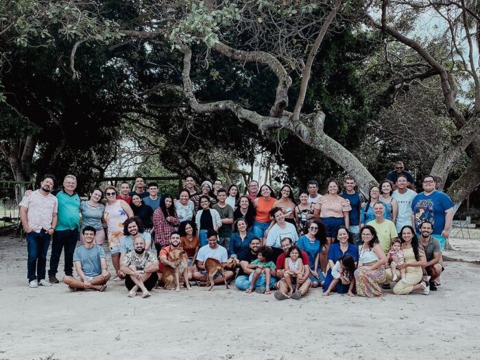 curso de férias nordeste 2024 foto geral Foto de grupo posando frente a uma árvore no Curso de Férias da região Nordeste