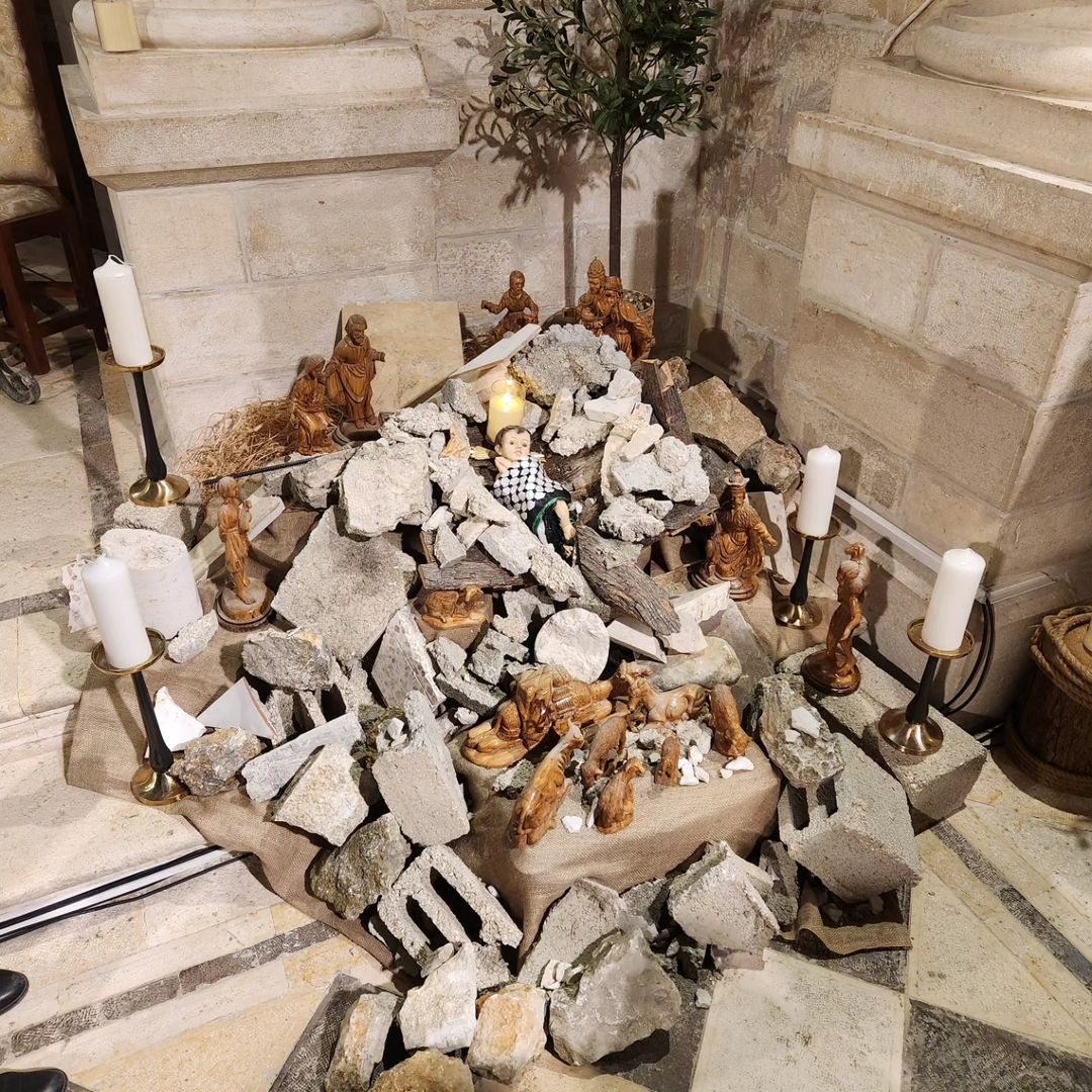 Presébio organizado em cima de escombros na Igreja Luterana de Belém. Fonte: Munther Isaac