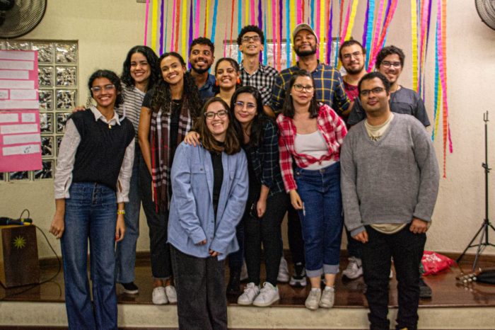 Tiffany ABU ABC Grupo de estudantes sorri para a câmera
